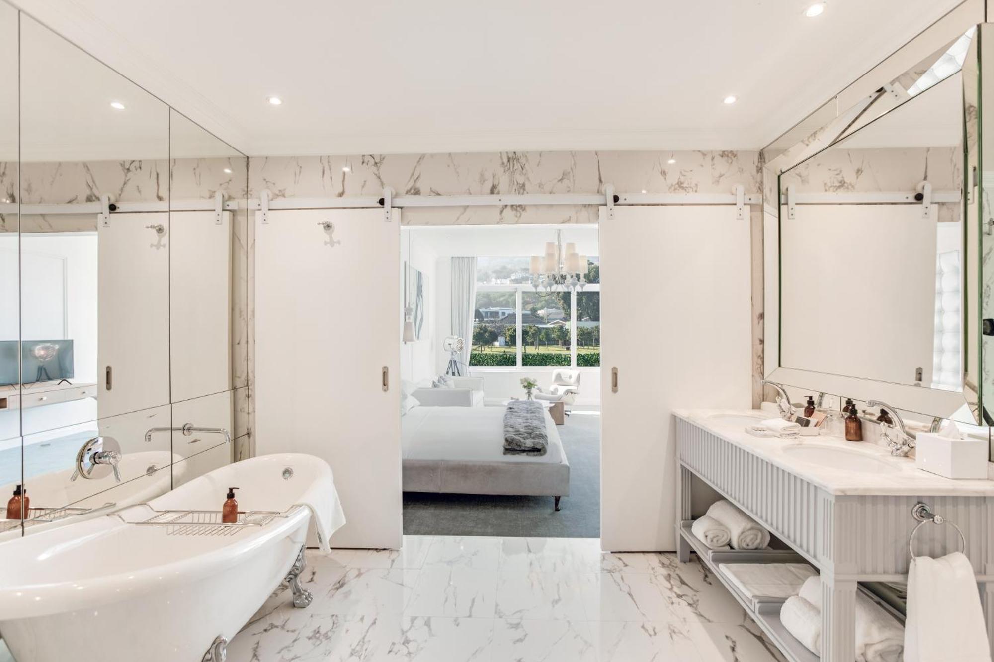Superior Mountain Room Bath